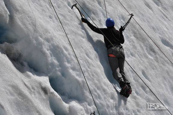 A Ana inicia mais uma escalada no curso de alpinismo no gelo no glaciar Viedma, no Parque Nacional Los Glaciares, região de El Chaltén, no sul da Argentina
